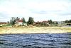 111 Ladebereites Holz lagert am Ufer.jpg